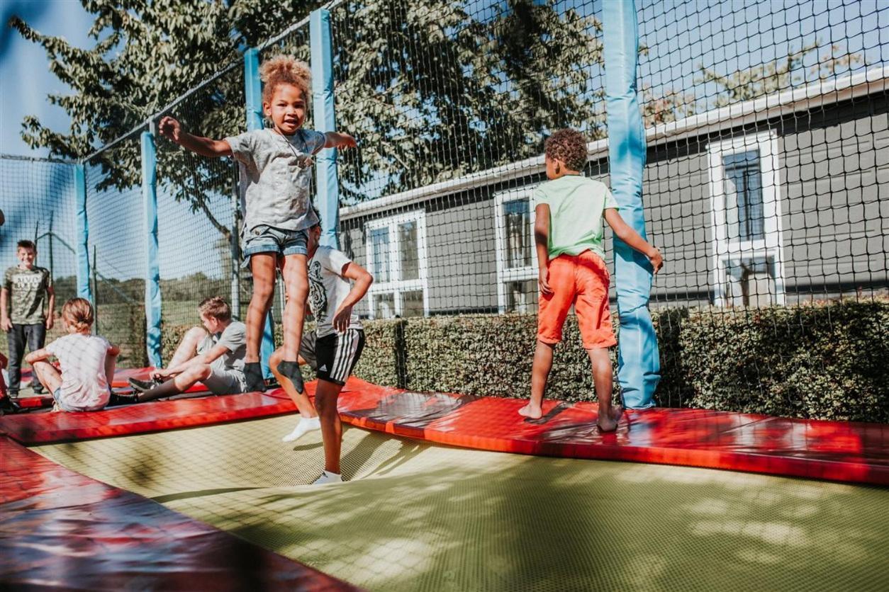 Recreatiepark Jachthaven De Veerstal Lathum - Luxe Chalet Eksteriør bilde