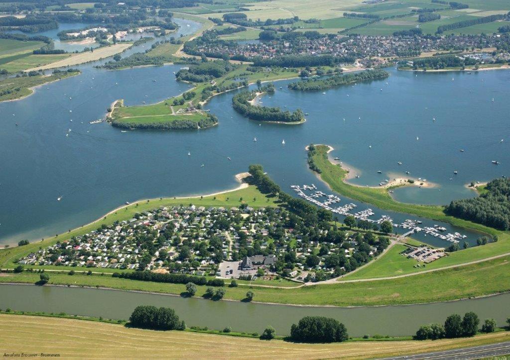 Recreatiepark Jachthaven De Veerstal Lathum - Luxe Chalet Eksteriør bilde