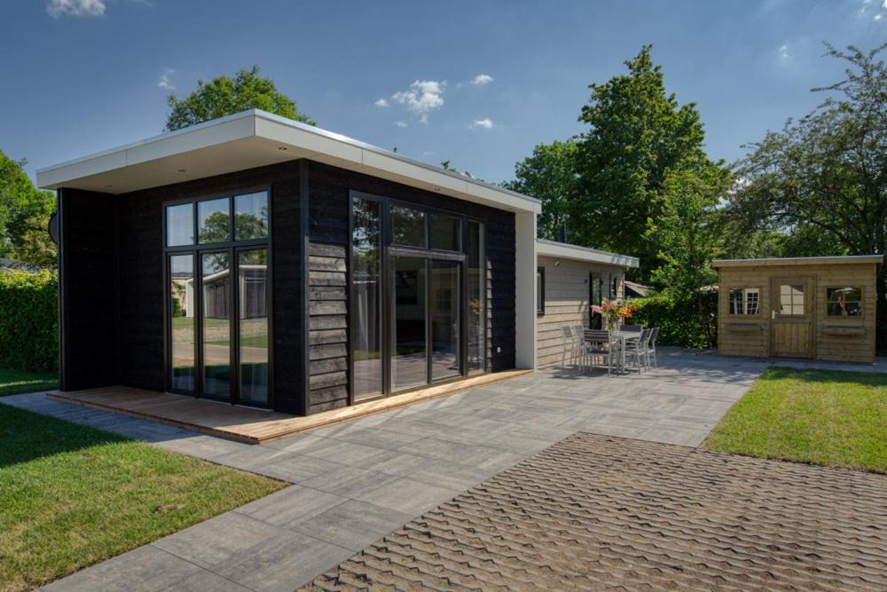 Recreatiepark Jachthaven De Veerstal Lathum - Luxe Chalet Eksteriør bilde