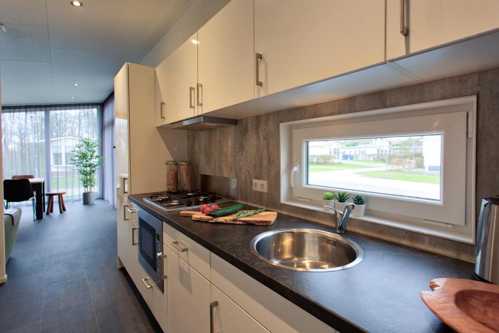 Recreatiepark Jachthaven De Veerstal Lathum - Luxe Chalet Eksteriør bilde
