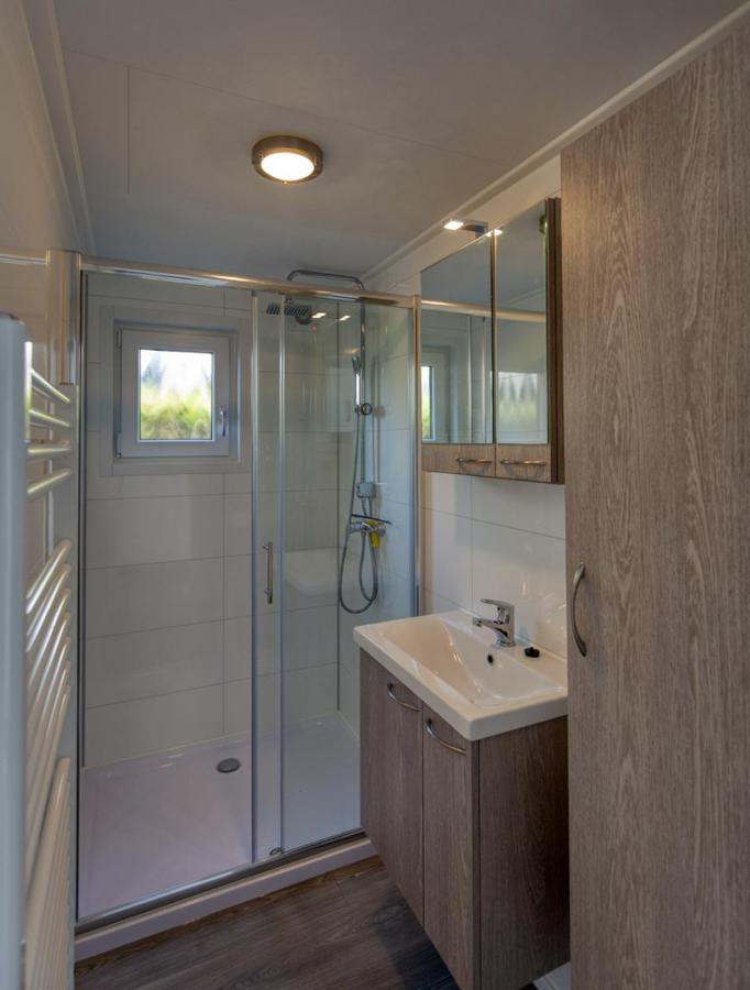 Recreatiepark Jachthaven De Veerstal Lathum - Luxe Chalet Eksteriør bilde