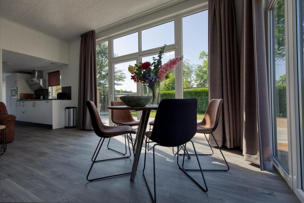 Recreatiepark Jachthaven De Veerstal Lathum - Luxe Chalet Eksteriør bilde