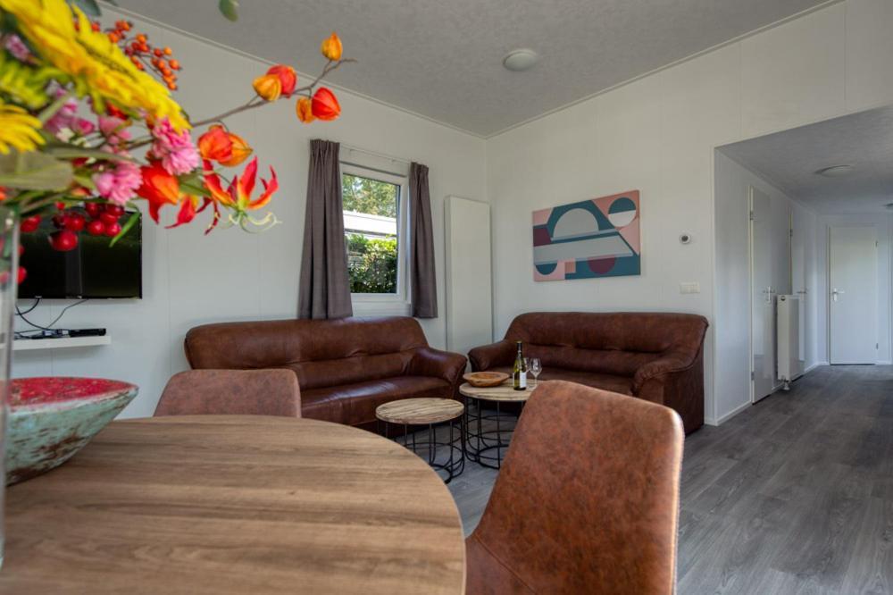 Recreatiepark Jachthaven De Veerstal Lathum - Luxe Chalet Eksteriør bilde