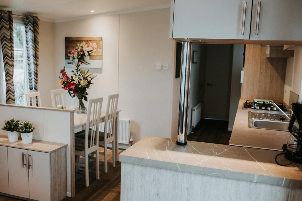 Recreatiepark Jachthaven De Veerstal Lathum - Luxe Chalet Eksteriør bilde