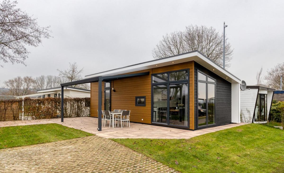 Recreatiepark Jachthaven De Veerstal Lathum - Luxe Chalet Eksteriør bilde