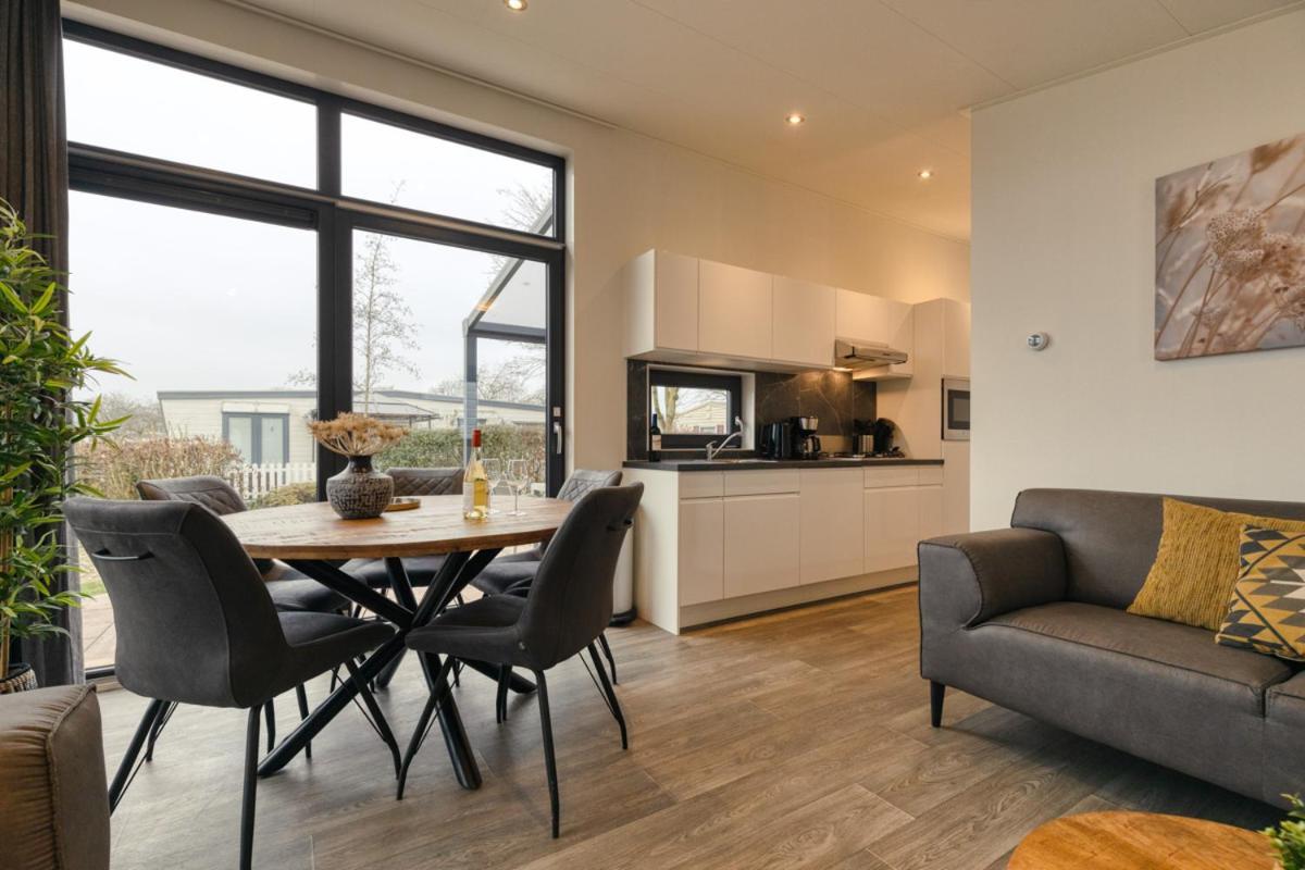 Recreatiepark Jachthaven De Veerstal Lathum - Luxe Chalet Eksteriør bilde